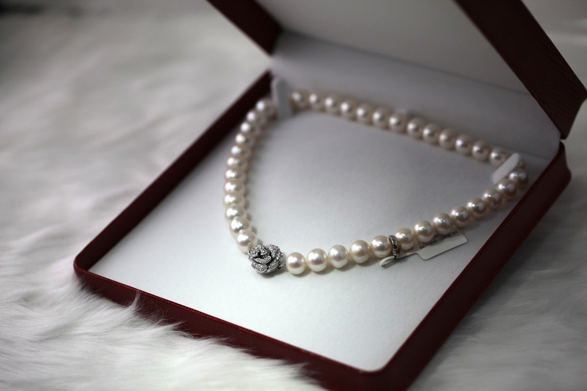 Mulher com choker dourado elegante e look contemporâneo