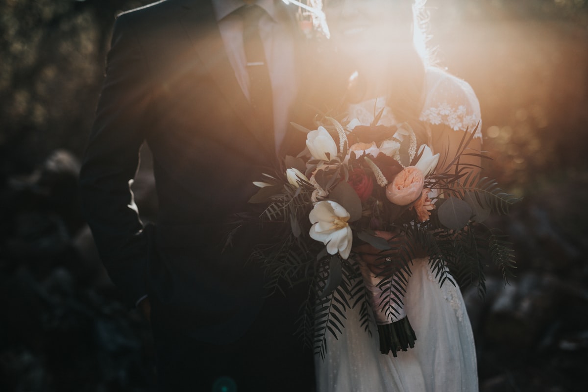Convidada elegante em casamento com joias douradas discretas