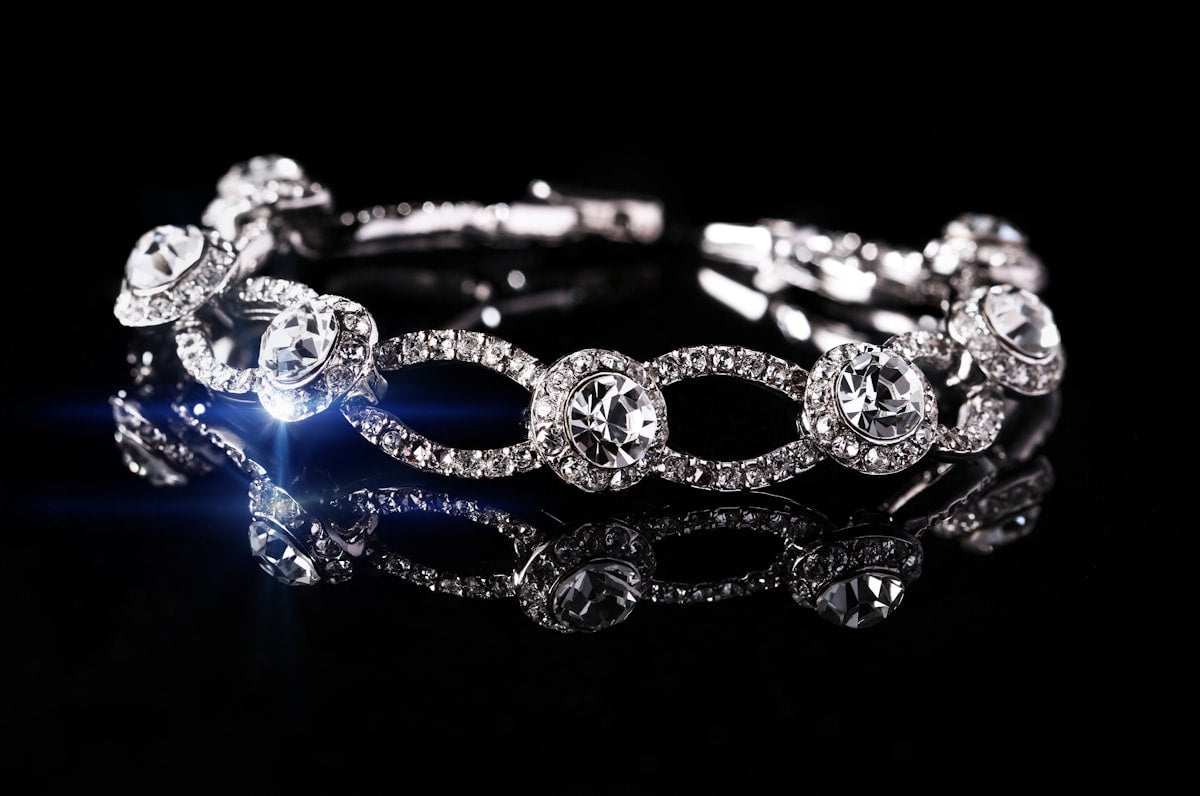 Pulseiras douradas empilhadas no pulso feminino com look elegante