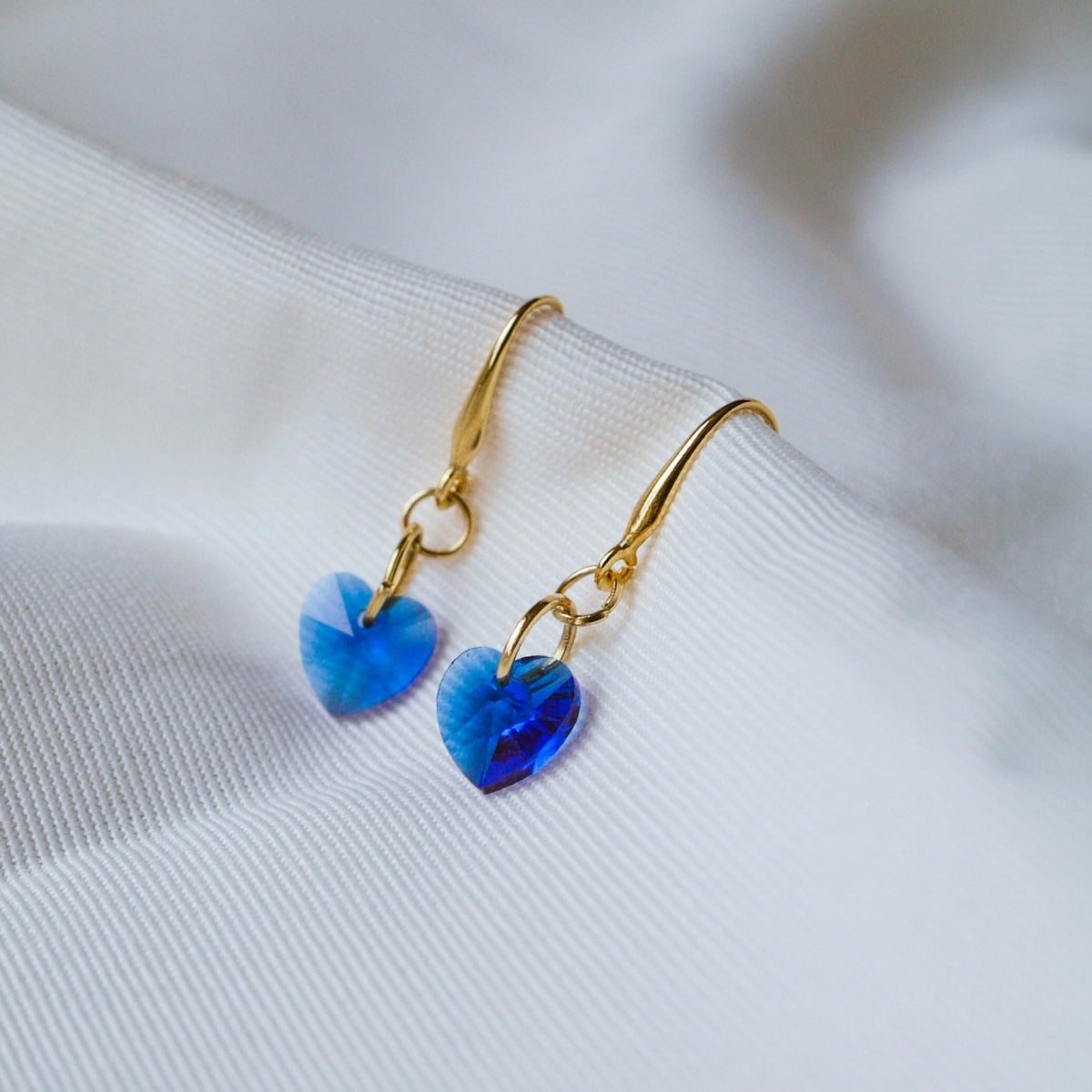 Earcuff dourado elegante na cartilagem da orelha de mulher