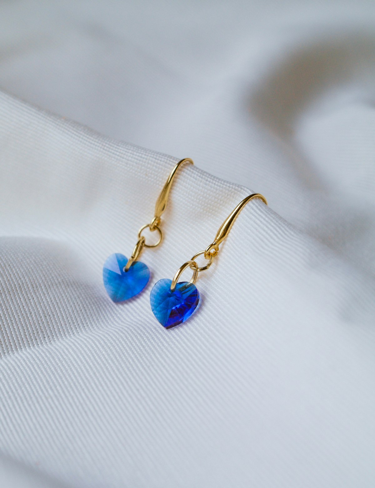 Earcuff dourado elegante na cartilagem da orelha de mulher