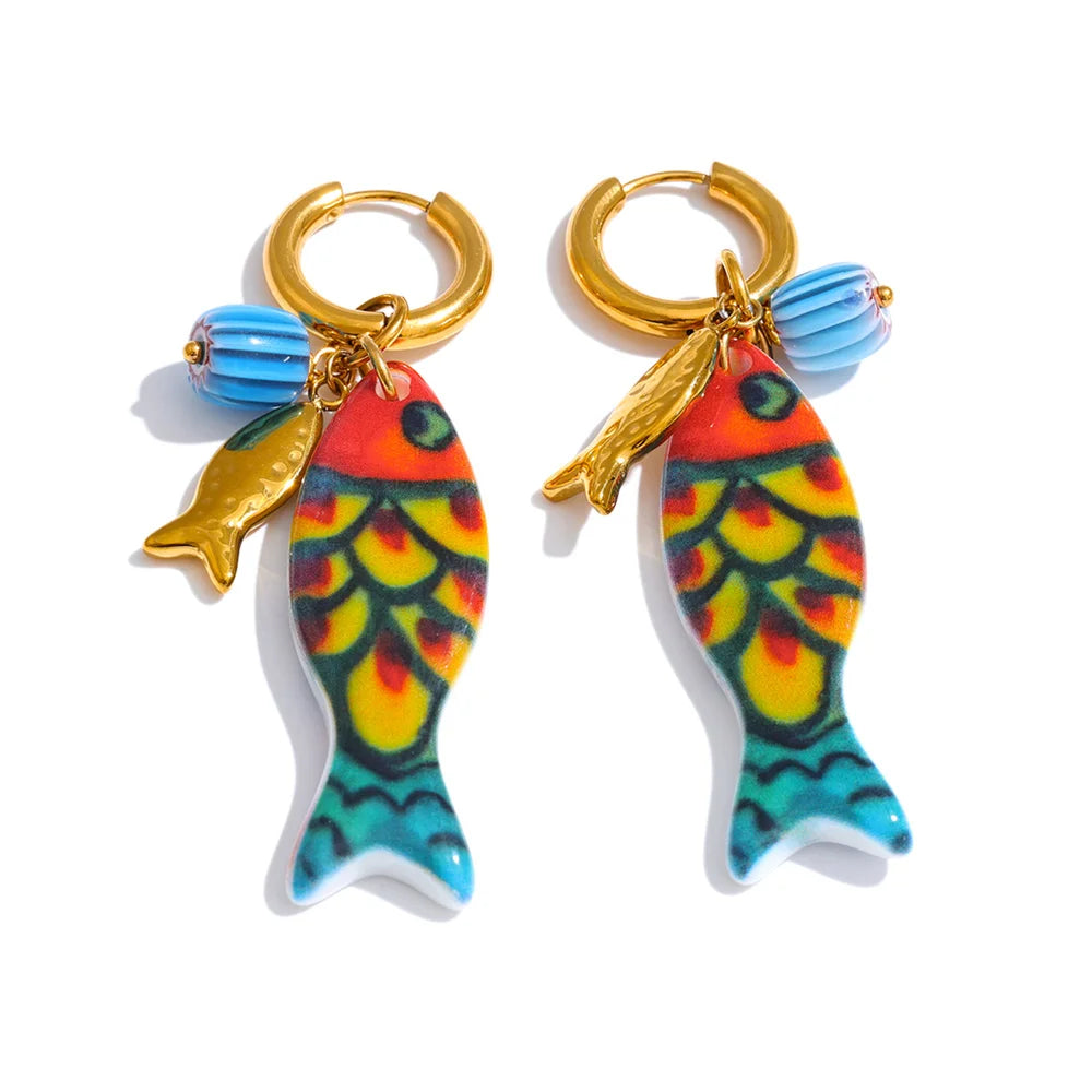 Brincos Lisboa Kenza - argolas premium com pendentes tropicais, banhadas a ouro 18K